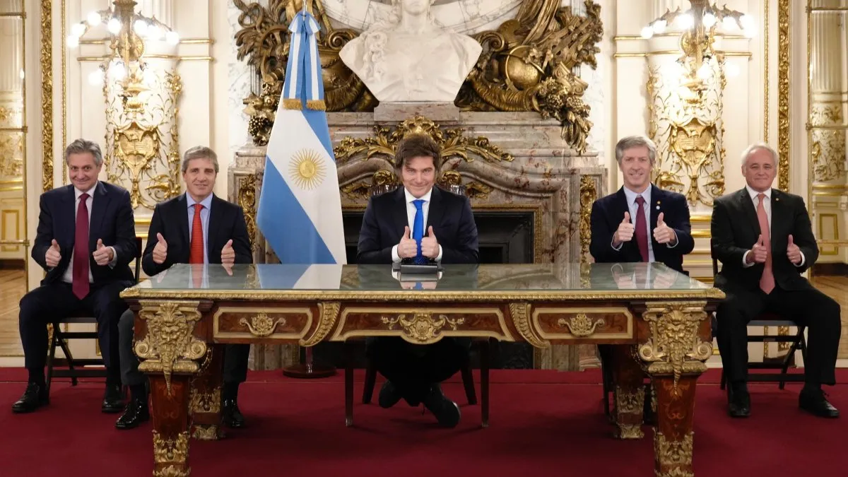 Javier Milei en conferencia de prensa anunciando la reforma del BCRA. Foto: La Nación