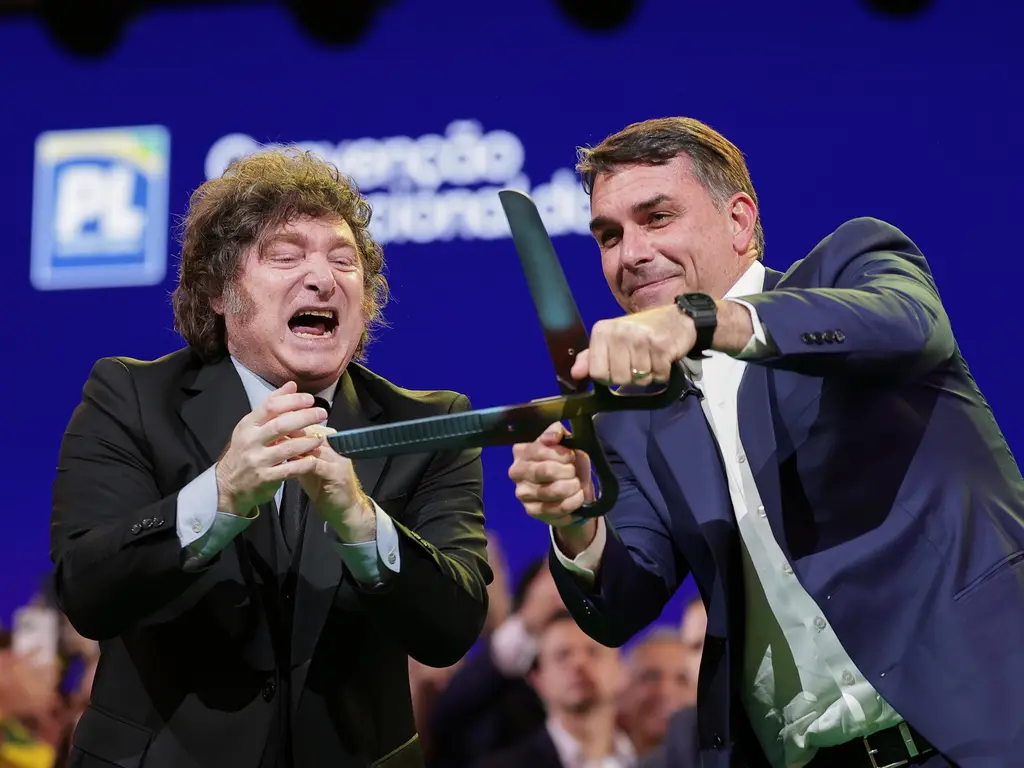 Javier Milei y Flávio Bolsonaro, en un acto de campaña, en una imagen de archivo. Foto: Clarín