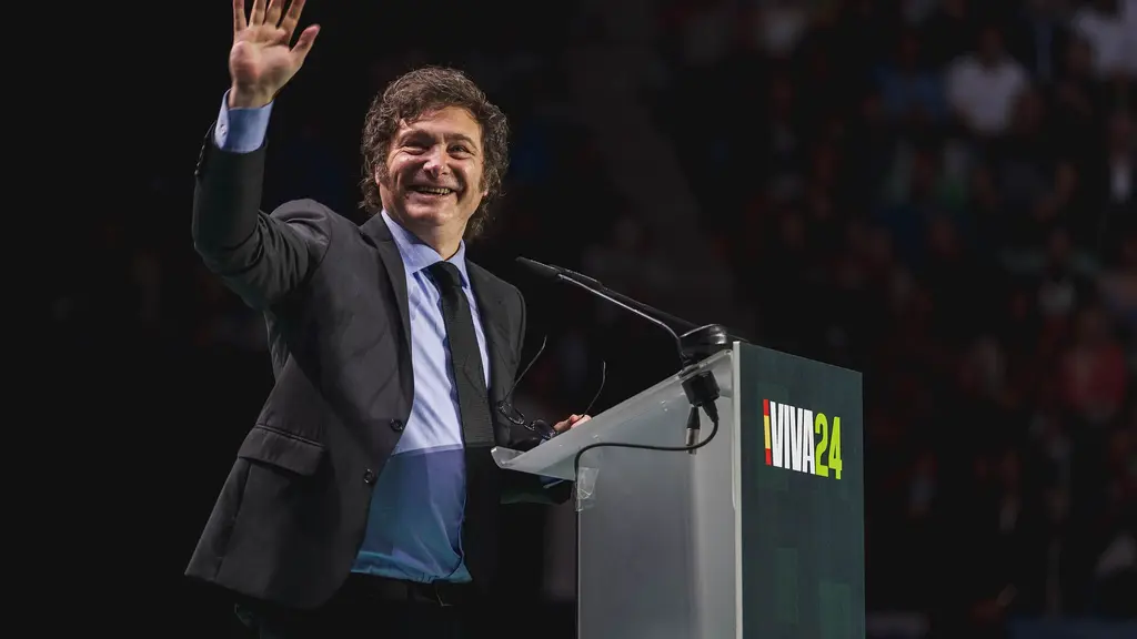Javier Milei saluda desde el atril durante un acto en Madrid en mayo de 2024 (archivo). Foto: Vox España / Wikimedia Commons (CC0)