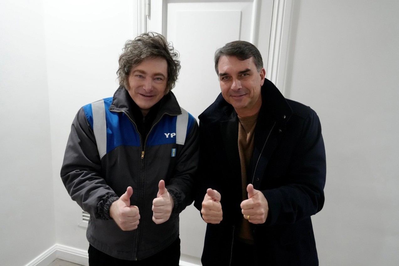 Javier Milei junto a Flávio Bolsonaro; el presidente argentino viajó a San Pablo a respaldar la candidatura del PL. Foto: G1 / Globo