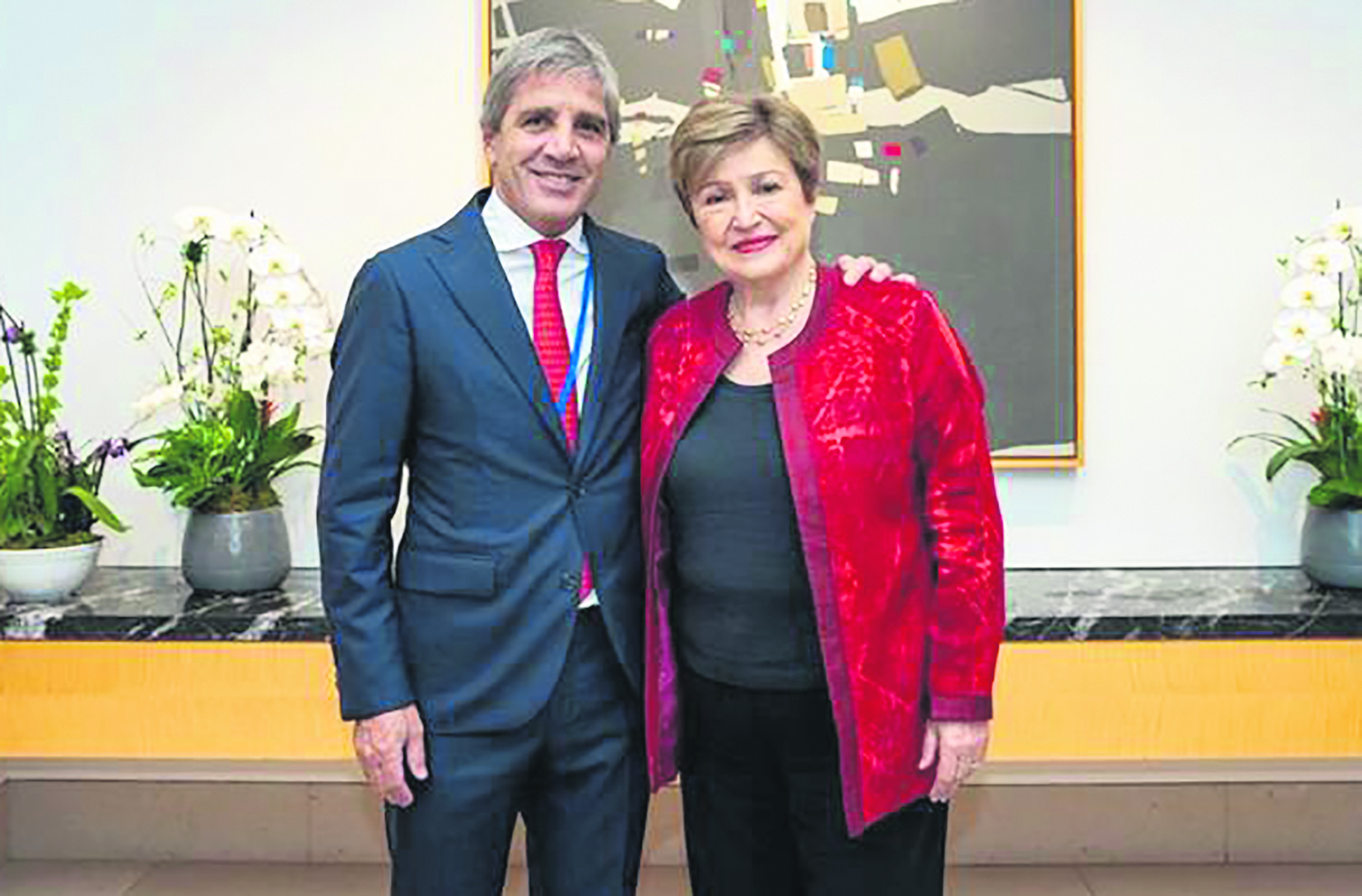 Reunión entre Javier Milei y Kristalina Georgieva en la Casa Rosada, con una motosierra sobre la mesa como símbolo del ajuste fiscal. Foto: El País