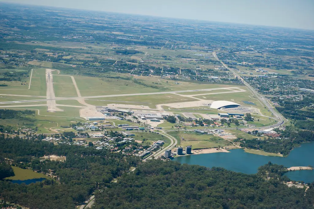 Vista aérea del Aeropuerto Internacional de Carrasco y su terminal de pasajeros. Foto: Fedaro / Wikimedia Commons (CC BY-SA 4.0) (archivo)