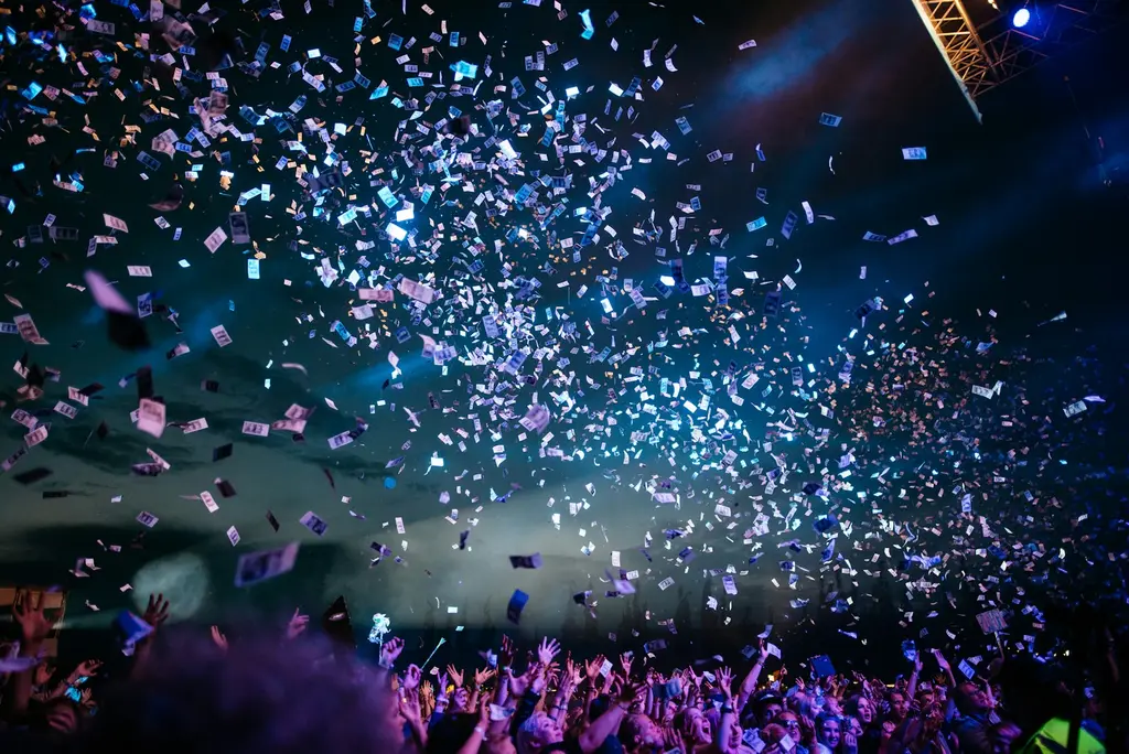 Luces de escenario en evento. Foto: Unsplash