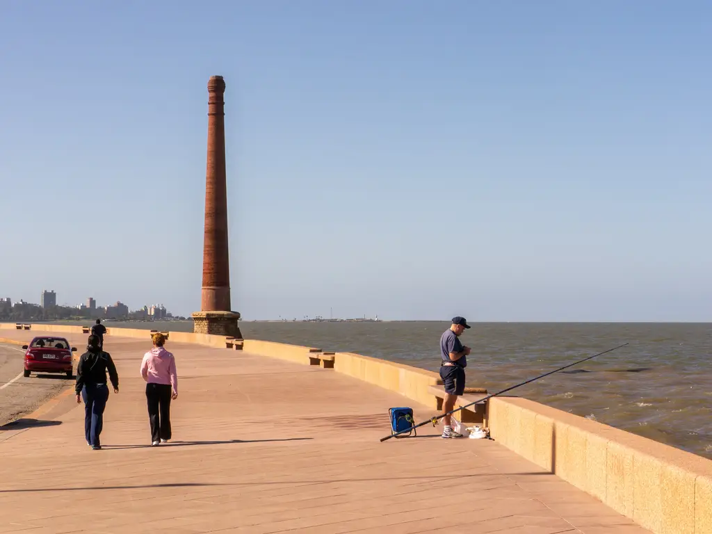 Vista de la Rambla de Montevideo, uno de los principales atractivos turísticos de la capital. Foto: Reinhold Möller / Wikimedia Commons (CC BY-SA 4.0)