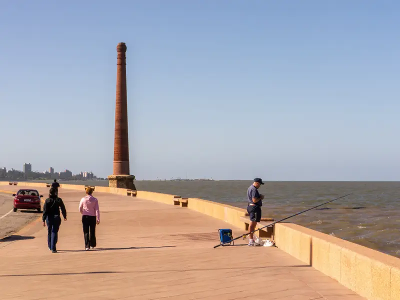 Vista de la Rambla de Montevideo, uno de los principales atractivos turísticos de la capital. Foto: Reinhold Möller / Wikimedia Commons (CC BY-SA 4.0)