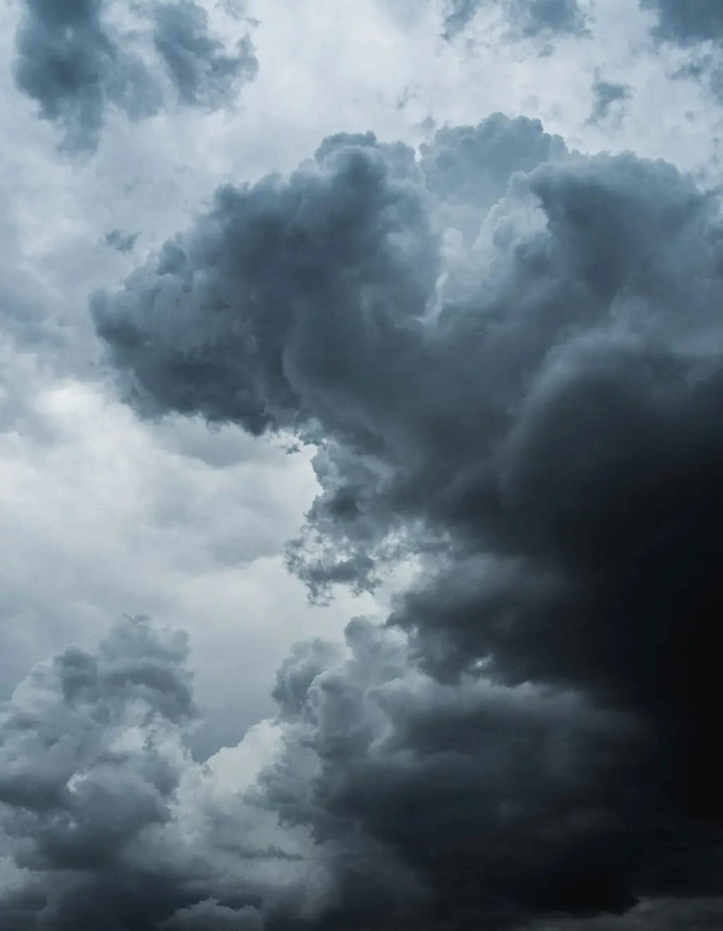 Nubes de tormenta cubren el cielo. Foto: Unsplash