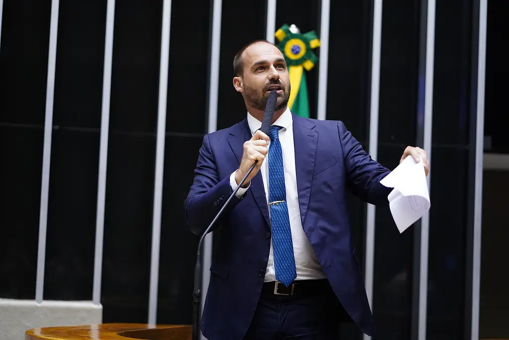 Eduardo Bolsonaro habla en el plenario de la Cámara de Diputados de Brasil cuando era diputado federal por San Pablo. Foto: Cámara dos Deputados / Wikimedia Commons (CC BY 3.0) (archivo)