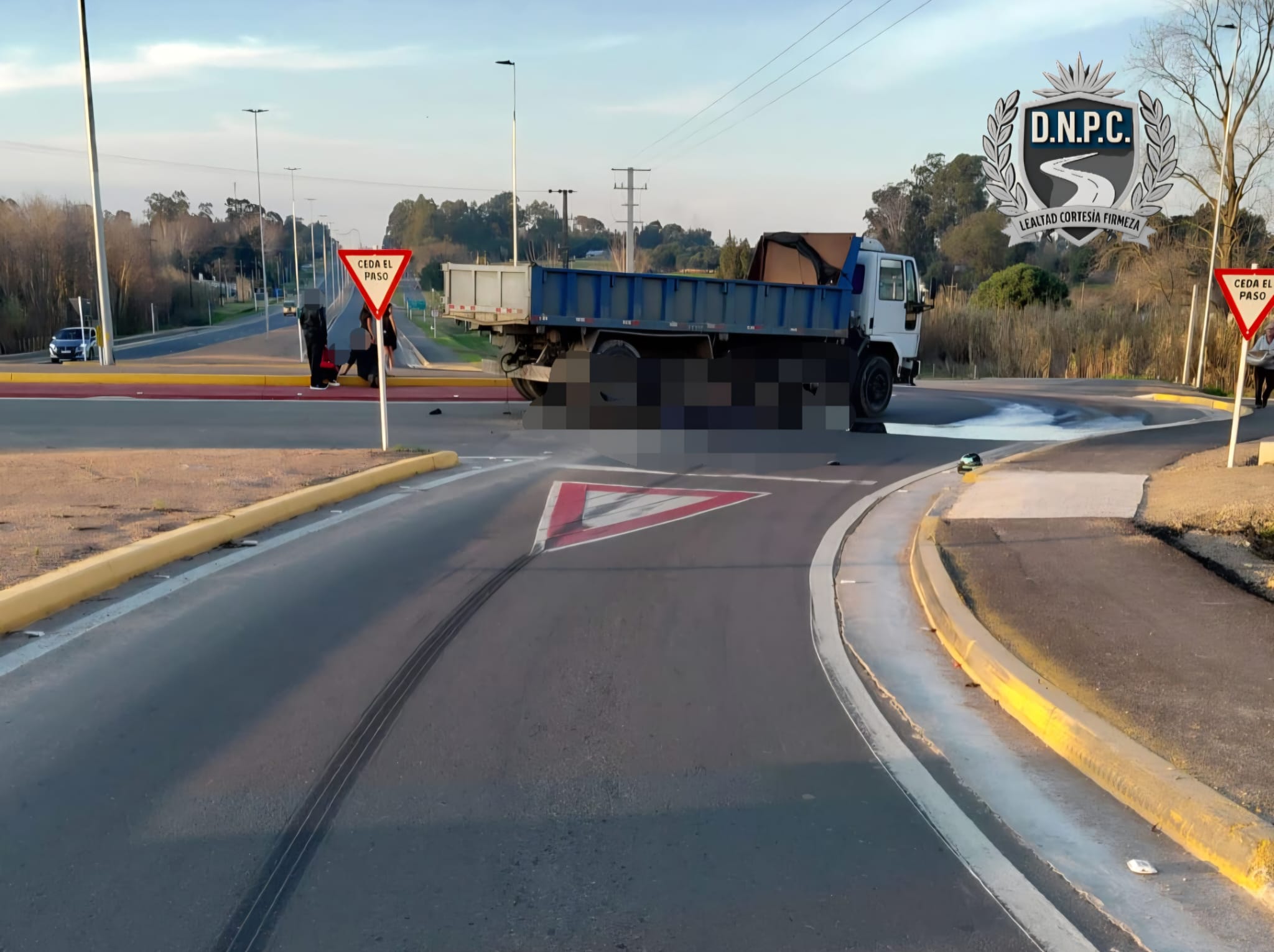 Accidente de tránsito en ruta 6 con un camión y una motocicleta involucrados. Foto: Subrayado