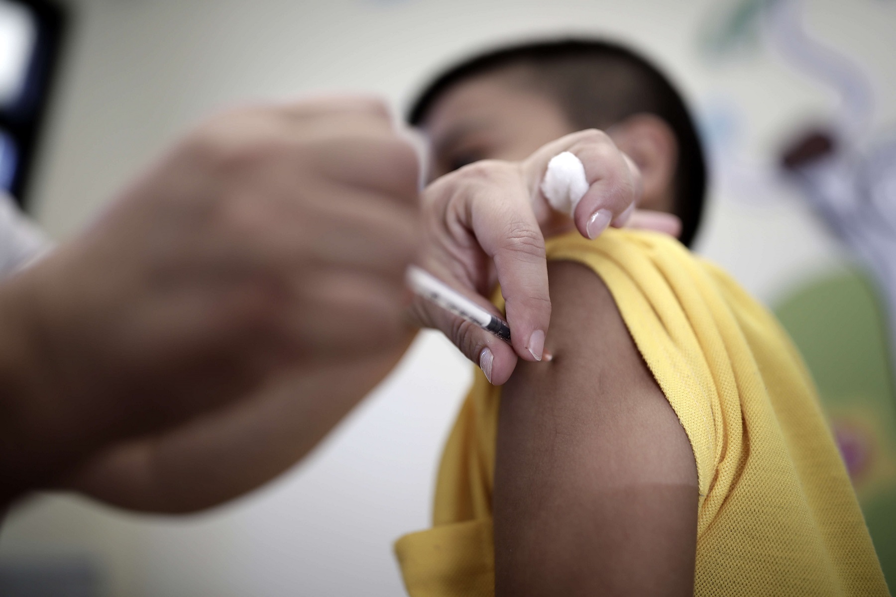 Un profesional de la salud administrando una vacuna a un adolescente en un entorno clínico. Foto: Subrayado