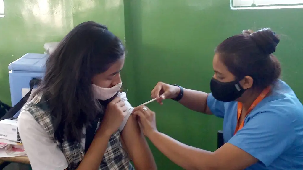 Una enfermera aplica una vacuna en el brazo a una estudiante en un vacunatorio escolar, imagen ilustrativa. Foto: Suyash Dwivedi / Wikimedia Commons (CC BY-SA 4.0) (archivo)