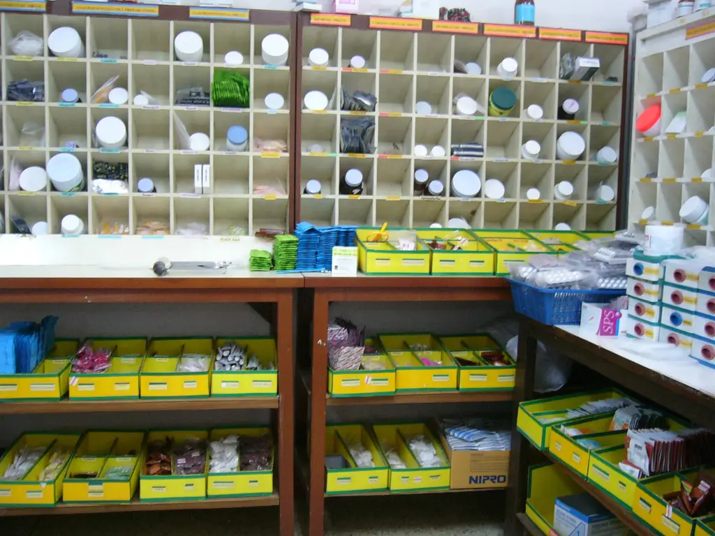 Estantes con medicamentos en la farmacia de un hospital. Foto: Mattes / Wikimedia Commons (dominio público) (archivo)