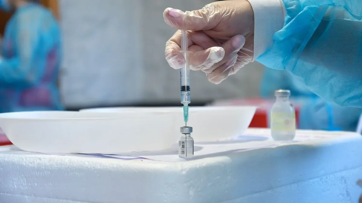 Preparación de una dosis en campaña de vacunación; el MSP abre el 27 de julio la agenda gratuita de meningococo para adolescentes de 13 a 15 años. Foto: El Observador