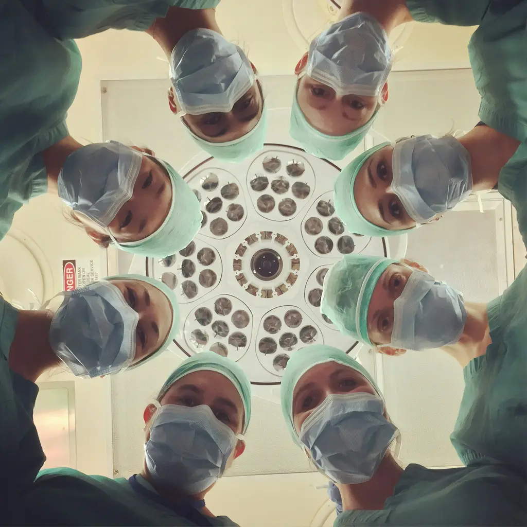 Personal de salud con material de vacunación. Foto: Unsplash