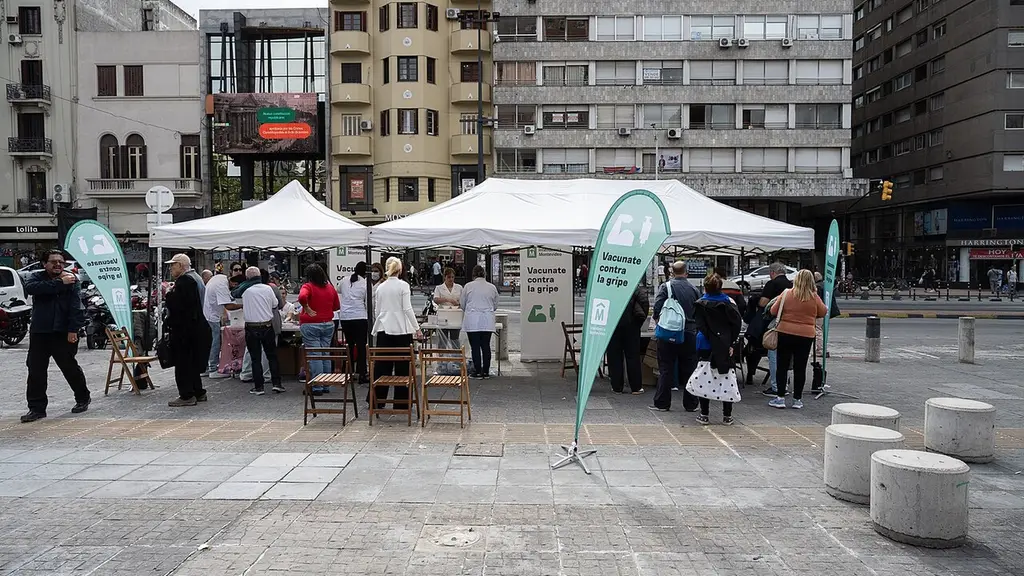 Puesto de vacunación del Ministerio de Salud Pública en la explanada de la Intendencia de Montevideo, durante una campaña anterior. Foto: Santiago Mazzarovich / Wikimedia Commons (CC BY-SA 4.0) (archivo)
