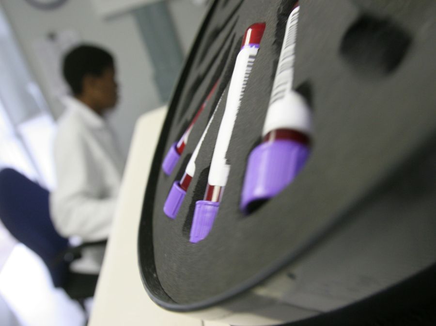 Foto de una persona recibiendo asesoramiento en un centro de salud sobre el VIH. Foto: El País