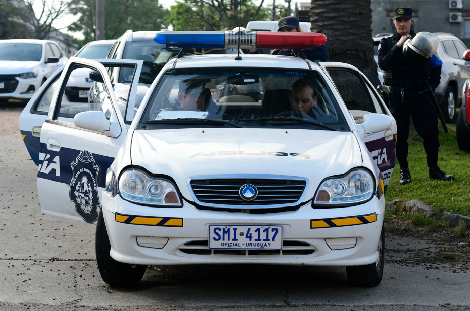 Escena policial en La Paz, Canelones, donde una mujer fue agredida por su expareja. Foto: El País