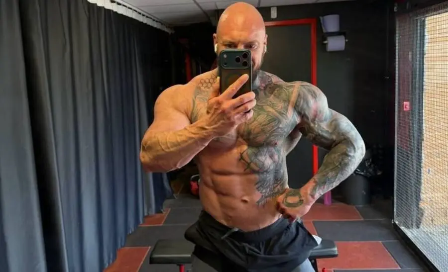 Mateusz Chmura, fisicoculturista, se toma una foto en un gimnasio. Foto: La Nación