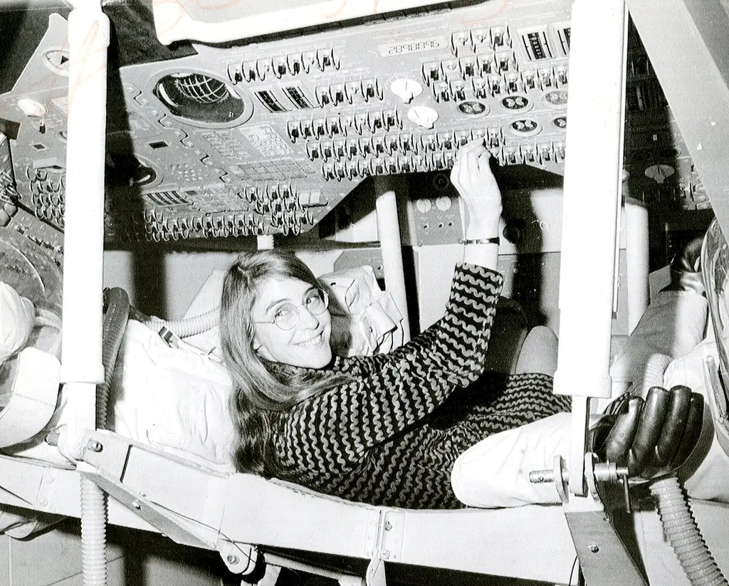 Margaret Hamilton, jefa de ingeniería del software de vuelo del programa Apolo, en el interior de un módulo de comando Apolo. Foto: NASA / Wikimedia Commons (dominio público) (archivo)