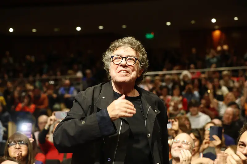 Piero saluda al público durante el Concierto por la Paz en el Centro Cultural Kirchner de Buenos Aires. Foto: Silvina Frydlewsky / Ministerio de Cultura de la Nación (Argentina) vía Wikimedia Commons (CC BY-SA 2.0) (archivo)
