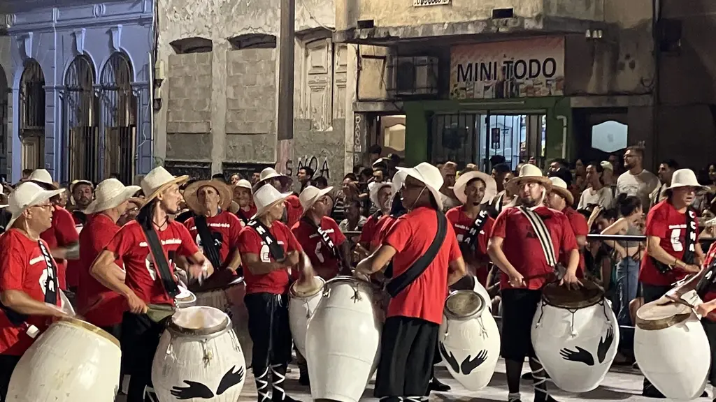 Cuerda de tambores de una comparsa con camisetas rojas y sombreros blancos durante el Desfile de Llamadas en Montevideo, imagen ilustrativa. Foto: Manzanita2203 / Wikimedia Commons (CC BY-SA 4.0) (archivo)