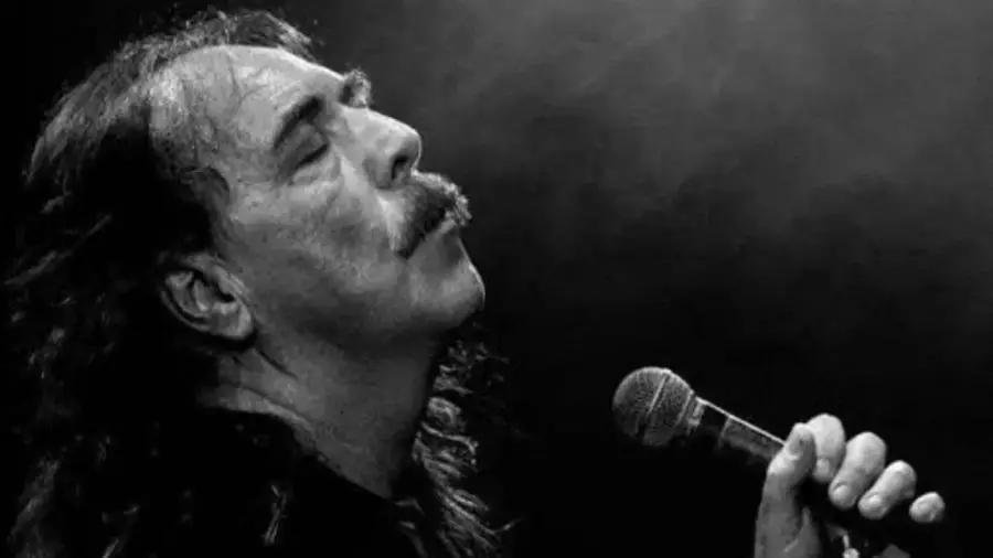 Saúl Blanch canta con un micrófono en la mano, en una imagen de archivo. Foto: Ámbito