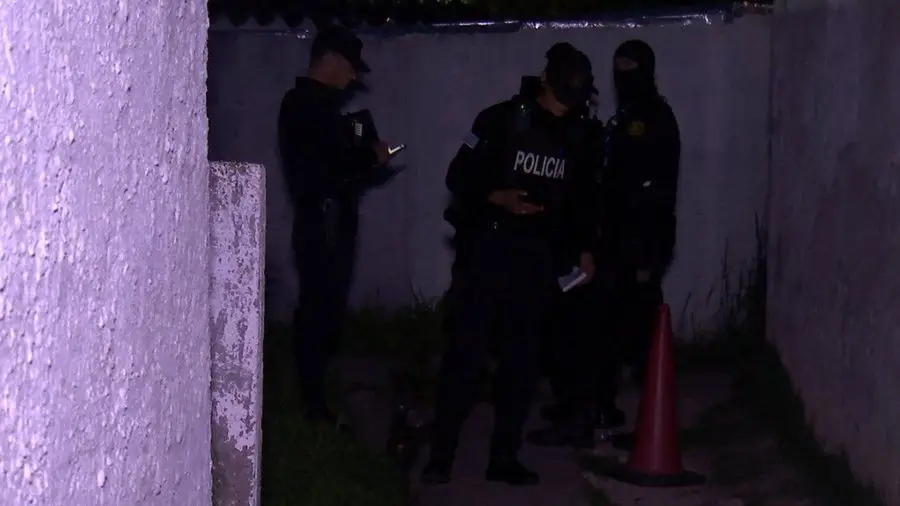 Tres policías en un pasillo estrecho de la Cruz de Carrasco, de noche. Foto: Subrayado