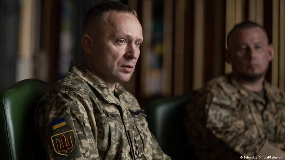 Ceremonia militar en Ucrania con la presencia de Mykhailo Drapatyi como nuevo comandante en jefe. Foto: DW