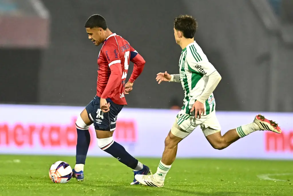 Partido de fútbol en el Estadio Centenario entre Nacional y Racing. Foto: El Observador