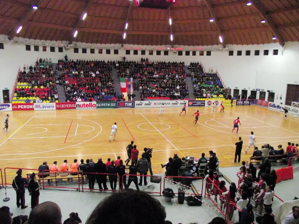 Un partido de fútbol sala en un gimnasio con público en las tribunas. Foto: Alex10 / Wikimedia Commons (CC BY-SA 3.0) (archivo)
