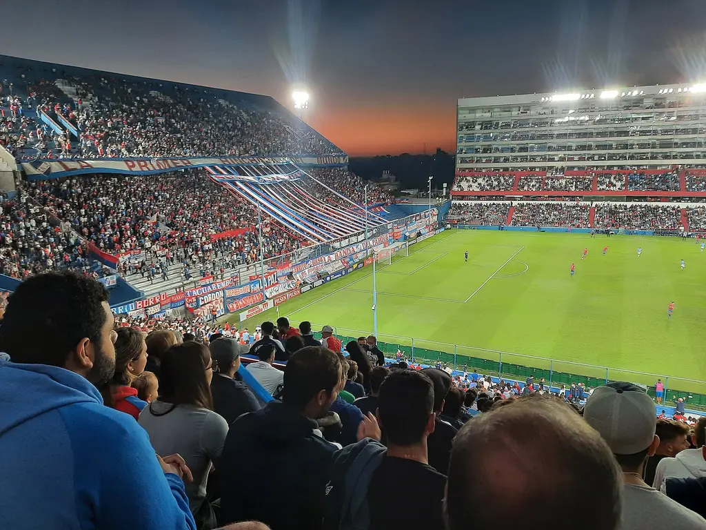 Hinchas de Nacional en las tribunas del Gran Parque Central durante un partido nocturno. Foto: Fedebolso / Wikimedia Commons (CC BY-SA 4.0) (archivo)