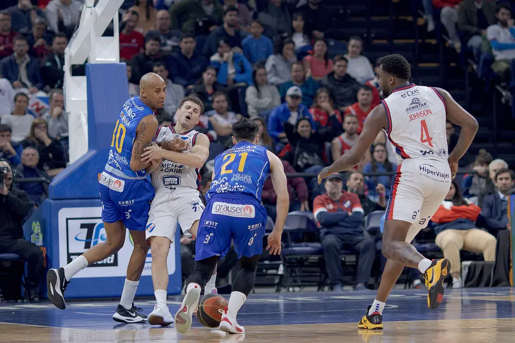 Jugadores de Nacional, de blanco, disputan la pelota ante Hebraica y Macabi en una final de la Liga Uruguaya de Básquetbol en el Antel Arena. Foto: jikatu / Wikimedia Commons (CC BY-SA 2.0) (archivo)