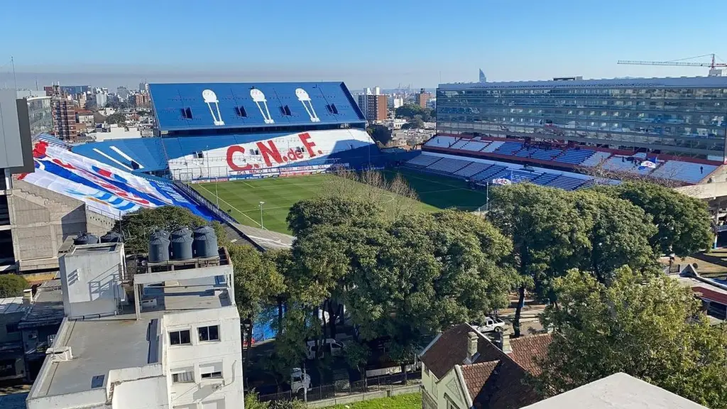 Vista del estadio Gran Parque Central, de Nacional, desde un edificio del barrio La Blanqueada. Foto: CotoBolso / Wikimedia Commons (CC BY-SA 4.0) (archivo)