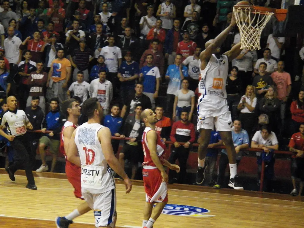 Jugadores de Nacional en un partido de básquetbol ante Trouville (archivo). Foto: chebeche / Wikimedia Commons (CC BY-SA 4.0) (archivo)
