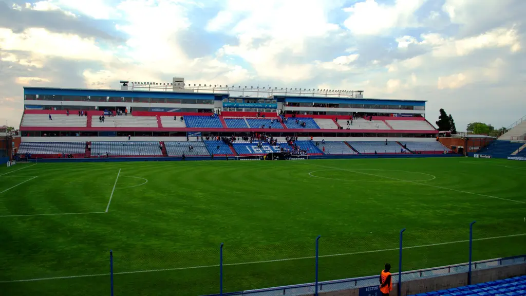 Tribunas y campo de juego del estadio Gran Parque Central, casa de Nacional, en una tarde de partido. Foto: Charrúa Fever / Wikimedia Commons (CC BY-SA 3.0) (archivo)