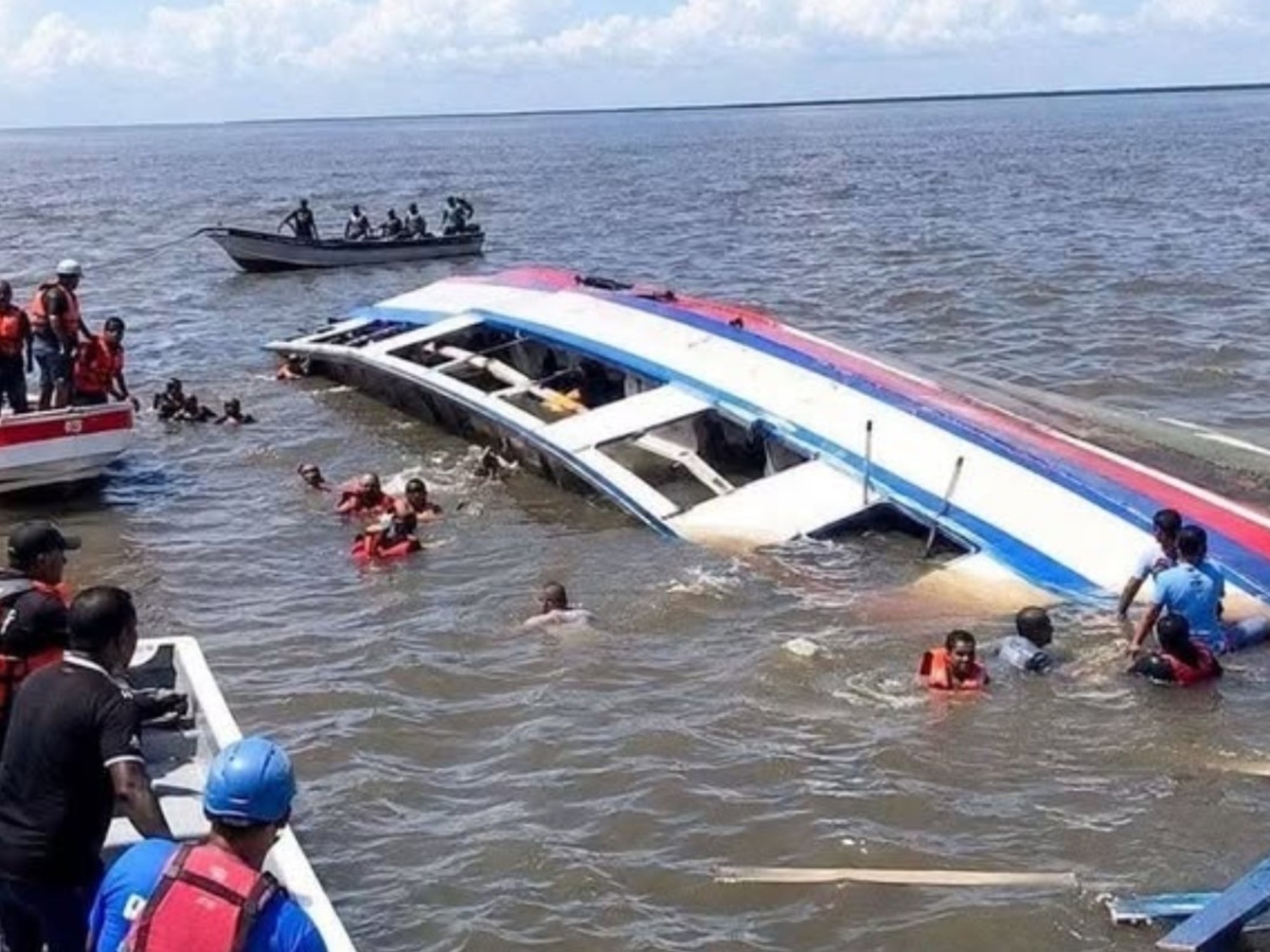 Operación de rescate en el mar con buzos y embarcaciones buscando sobrevivientes. Foto: La Nación