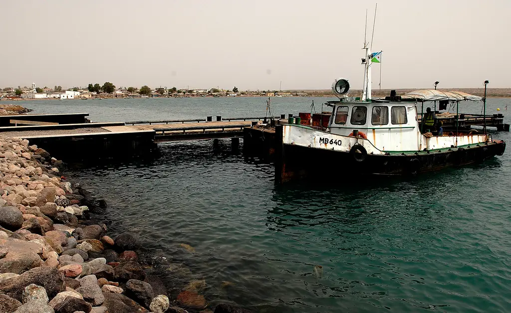 Muelle y embarcación en el puerto de Obock, en el norte de Yibuti, cerca de donde ocurrió el naufragio. Foto: MC1 Robert Ressler / Wikimedia Commons (dominio público) (archivo)