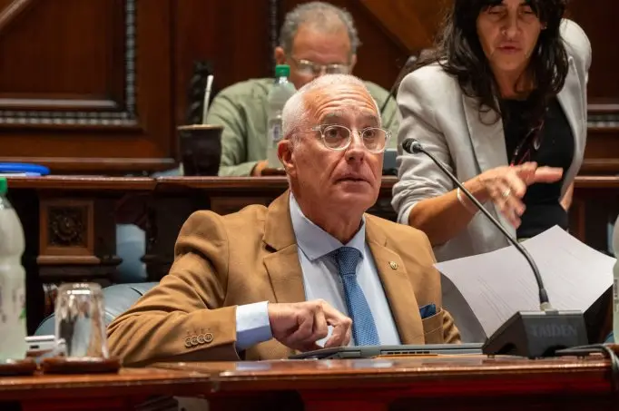 El ministro del Interior, Carlos Negro, durante su interpelación en el Parlamento, en abril de 2026 (archivo). Foto: Departamento de Fotografía del Parlamento del Uruguay (CC BY 2.0)