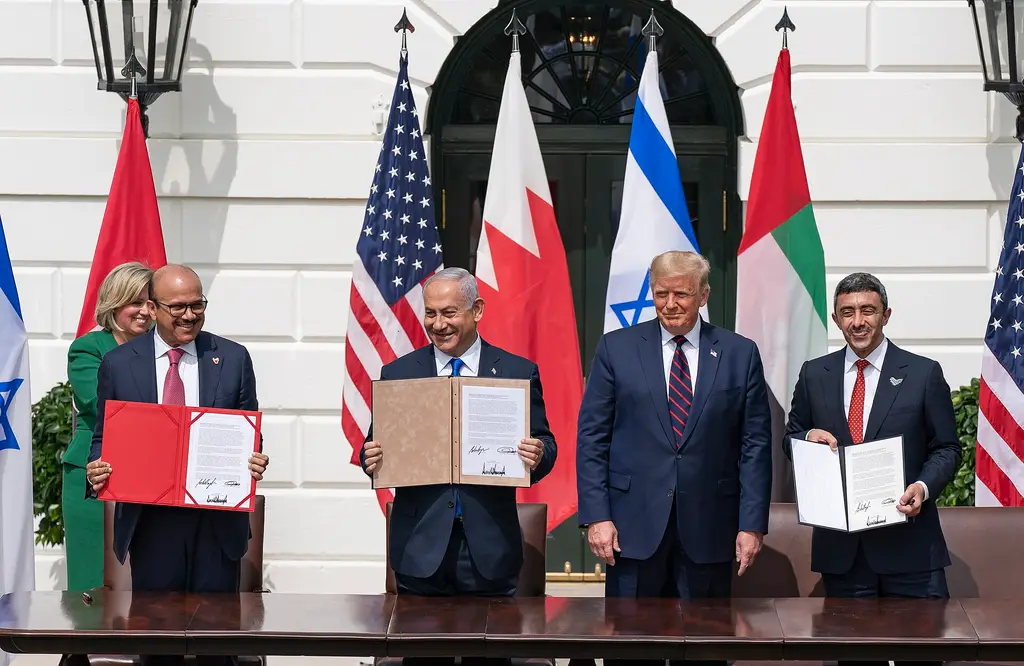 Netanyahu, Donald Trump y los cancilleres de Baréin y Emiratos muestran los Acuerdos de Abraham firmados en la Casa Blanca, en setiembre de 2020. Foto: Casa Blanca