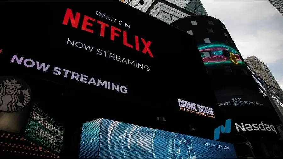 Un cartel luminoso de Netflix en la calle, con la leyenda now streaming. Foto: Ámbito