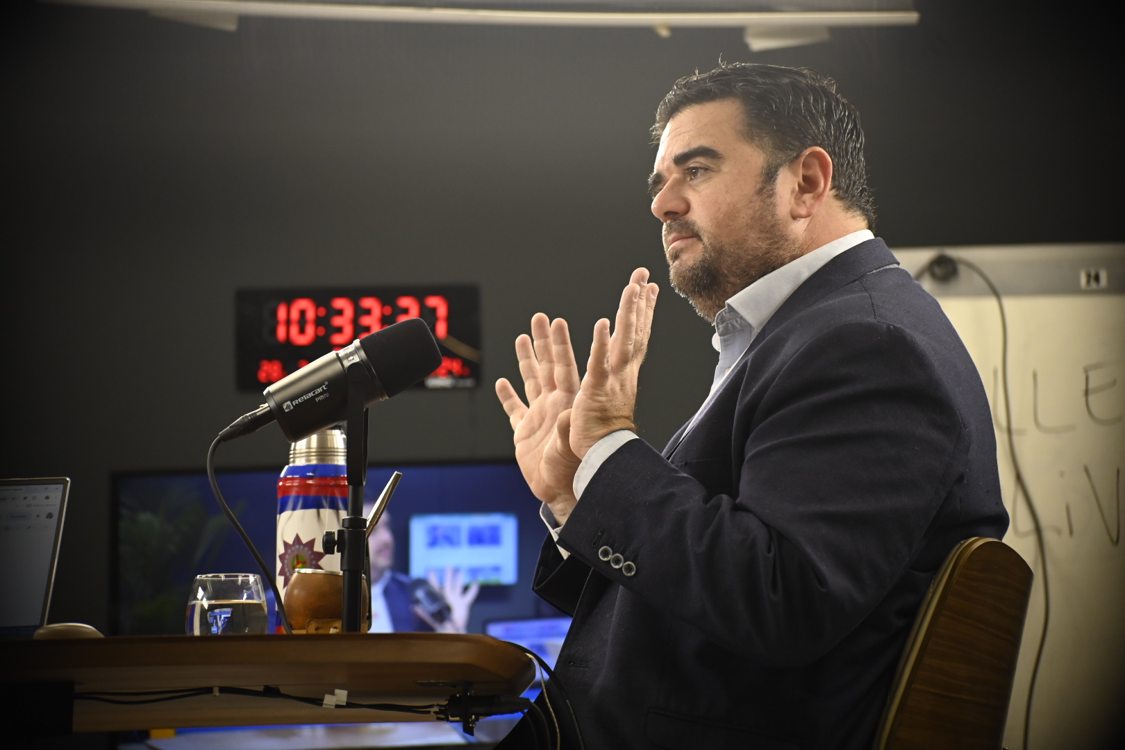 Nicolás Olivera durante su participación en En Clave País, criticando al gobierno. Foto: El País