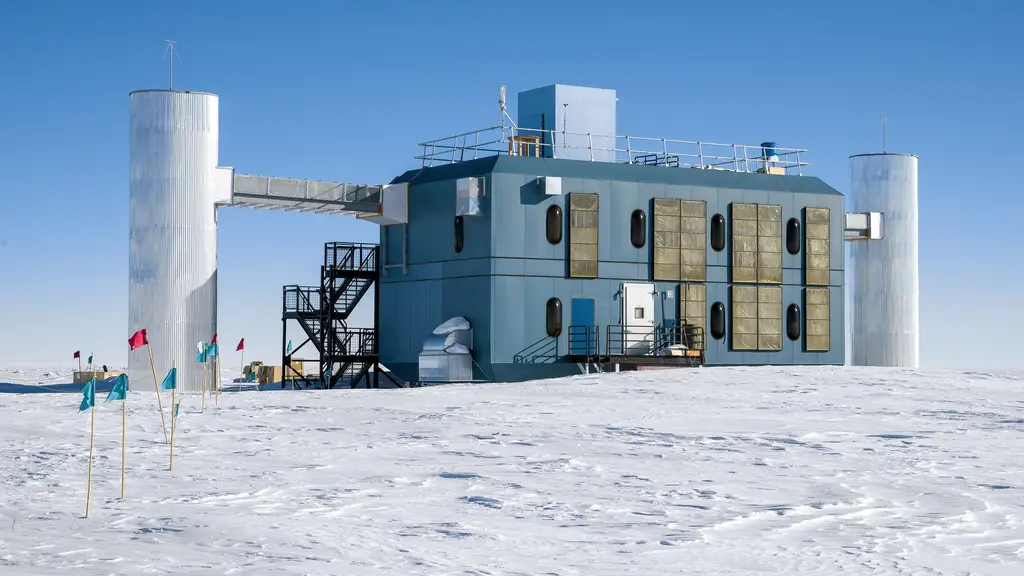 El laboratorio del observatorio de neutrinos IceCube, con sus dos torres metálicas, sobre el hielo de la Antártida junto a la base Amundsen-Scott. Foto: Christopher Michel / Wikimedia Commons (CC BY-SA 4.0) (archivo)
