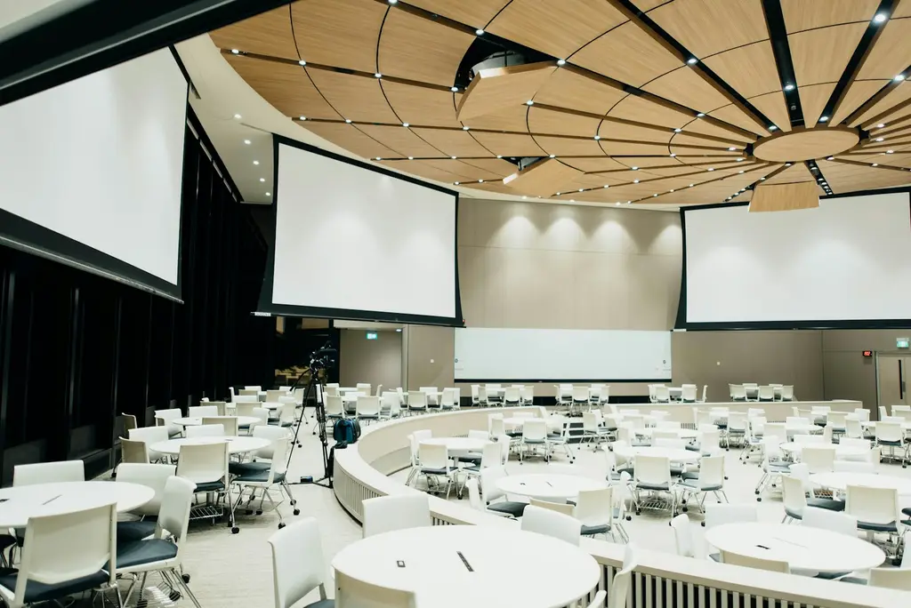 Público en un evento televisivo con luces de escenario. Foto: Unsplash