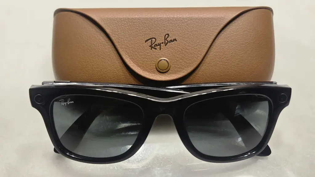 Lentes inteligentes Ray-Ban Meta de primera generación, con las cámaras integradas en el marco, junto a su estuche. Foto: CCadio / Wikimedia Commons (CC BY 4.0) (archivo)