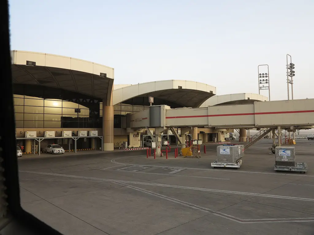 Plataforma y mangas de embarque de la terminal 1 del aeropuerto internacional Rey Jalid, en Riad. Foto: Kayhan Ertugrul / Wikimedia Commons (CC BY-SA 3.0) (archivo)