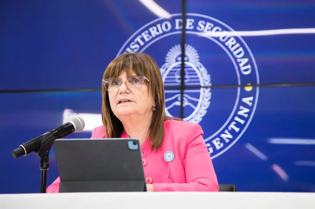 Patricia Bullrich habla en una conferencia de prensa en el Ministerio de Seguridad argentino, durante su gestión como ministra. Foto: Wikimedia Commons (CC BY 4.0) (archivo)
