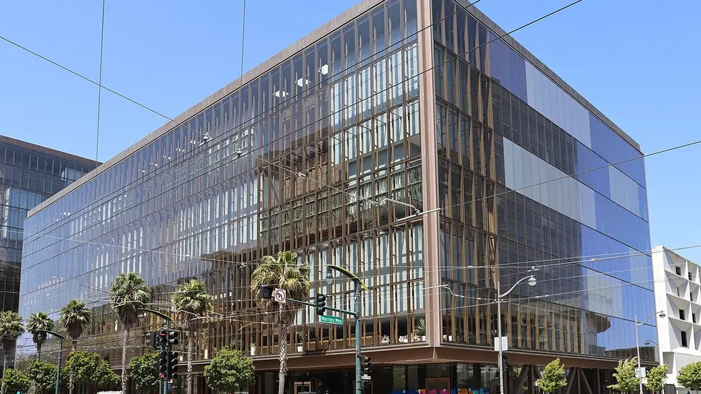 Edificio de oficinas vidriado en el 1515 de Third Street, en el barrio Mission Bay de San Francisco, sede de OpenAI. Foto: Coolcaesar / Wikimedia Commons (CC BY 4.0) (archivo)