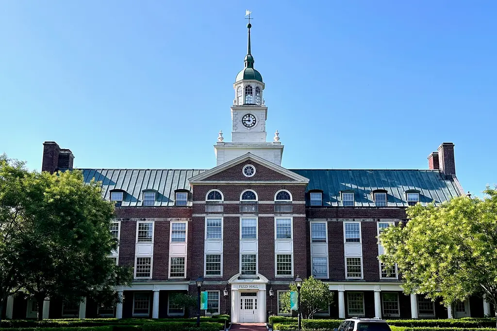 Fuld Hall, edificio principal del Instituto de Estudios Avanzados de Princeton, cuyo grupo asesor sobre matemática e IA orientó la publicación. Foto: Zeete / Wikimedia Commons (CC BY-SA 4.0) (archivo)
