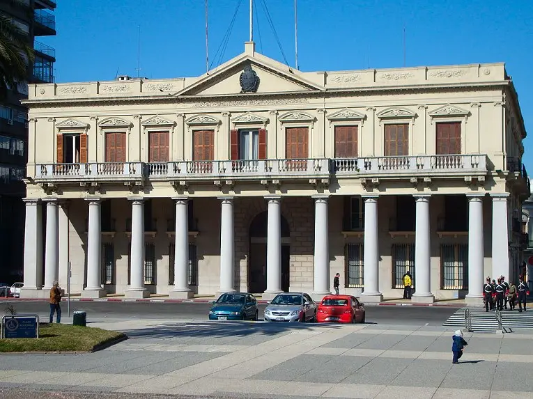 Palacio Estévez en Plaza Independencia, sede histórica del Poder Ejecutivo. Foto: Wikimedia Commons