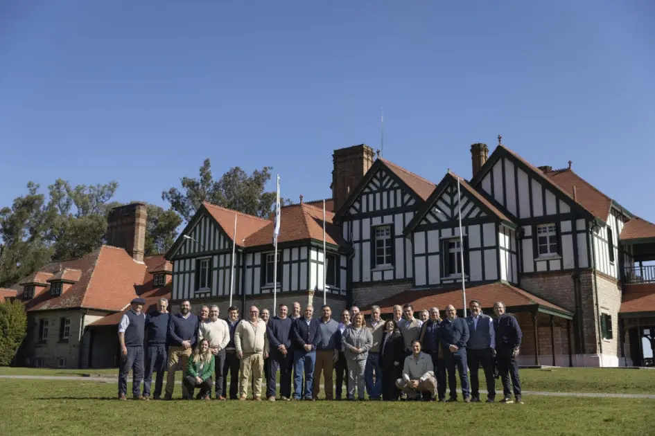 Intendentes y el presidente Yamandú Orsi posan frente a la estancia de San Juan de Anchorena tras la reunión por El Niño. Foto: Congreso de Intendentes