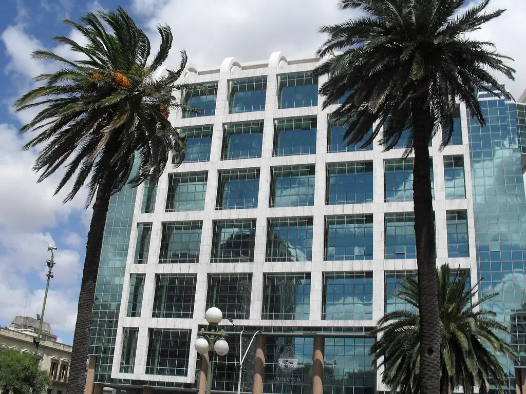 Fachada de la Torre Ejecutiva, sede de la Presidencia de la República, en la plaza Independencia de Montevideo. Foto: Rodrigo uy / Wikimedia Commons (CC BY 3.0) (archivo)